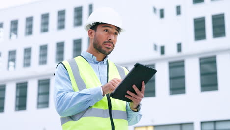 ingeniero analizando datos en una tableta digital