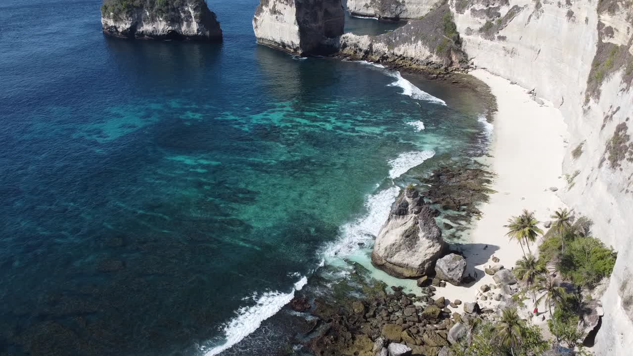 hermosas vistas a la playa con acantilado blanco