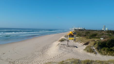 Ein-Lebensrettender-Turm-An-Einem-Abgelegenen-Strand,-Der-Solarzellen-Zur-Energiegewinnung-Nutzt