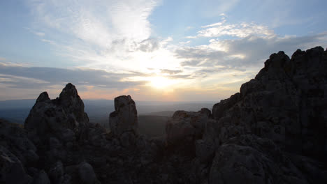 Puesta-De-Sol-En-Una-Montaña-Rocosa