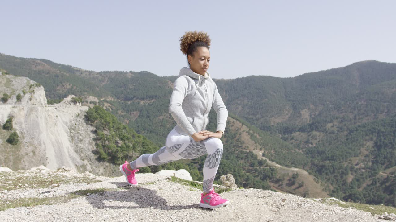 encajar hermosa mujer haciendo ejercicios