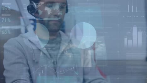 animación del procesamiento de datos financieros sobre un hombre caucásico usando una computadora portátil