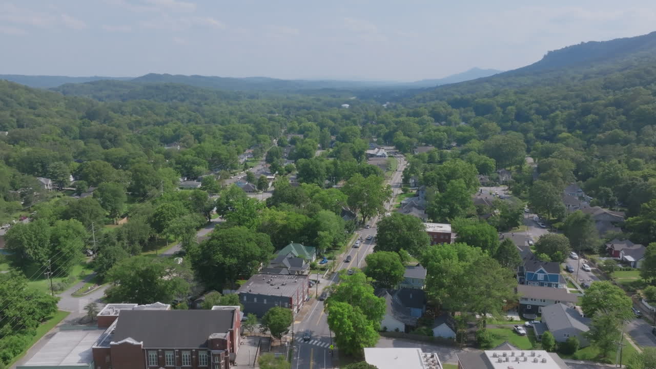 Ampia vista aerea di St. Elmo, Chattanooga, con strade tortuose e colline a strati che si estendono verso l'orizzonte