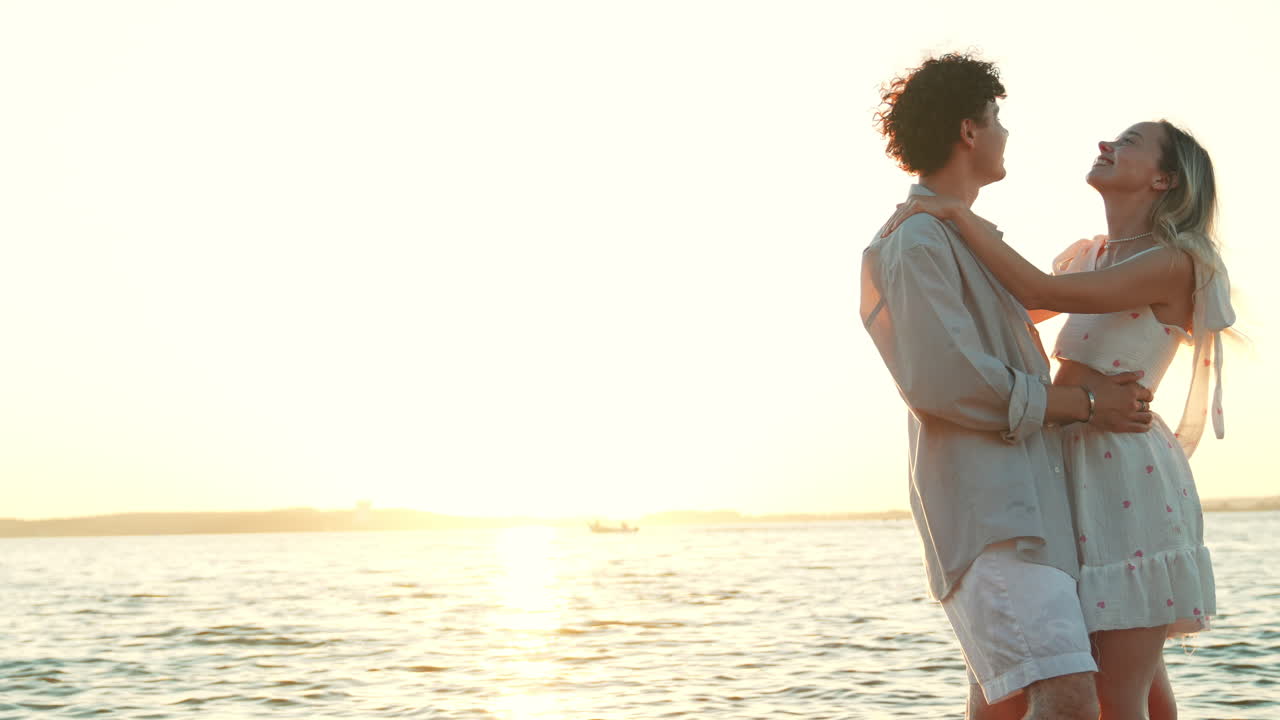 해변 에서 만적 인 일몰 을 즐기는 부부