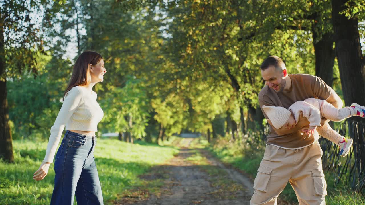 familia feliz disfrutando del tiempo al aire libre