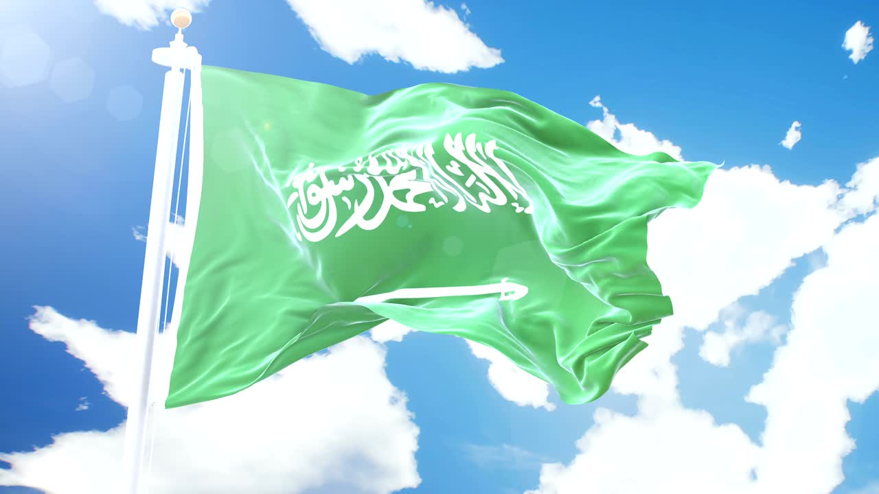 Bandiera realistica dell'Arabia Saudita che sventola su sfondo di nuvole in time-lapse. Loop continuo in risoluzione 4K con texture del tessuto dettagliata.