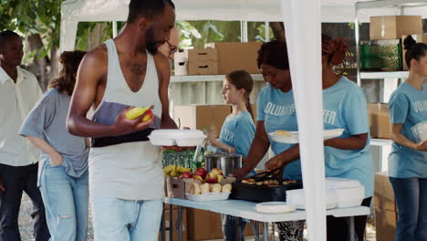 los trabajadores de la caridad distribuyen comidas gratis