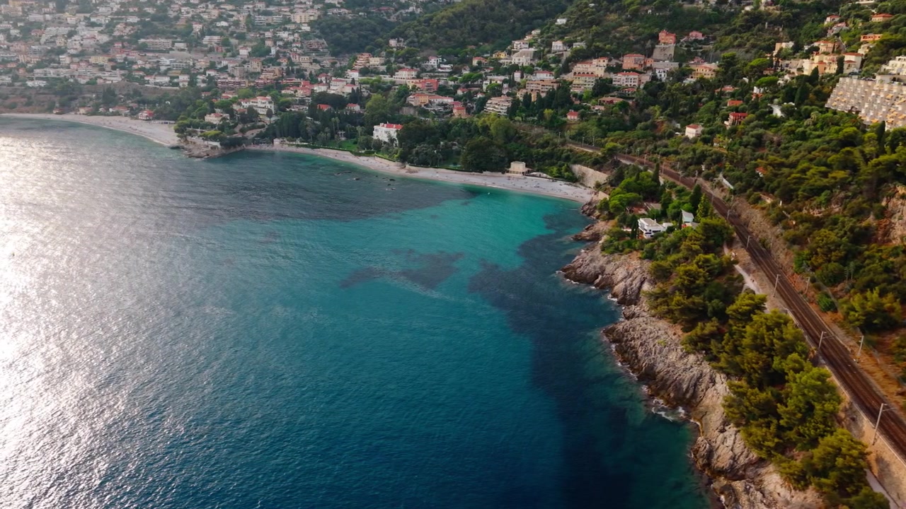 Il drone esegue una panoramica e si allontana dalla costa, dalla ferrovia e dalla spiaggia di Saint-Jean-Cap-Ferrat