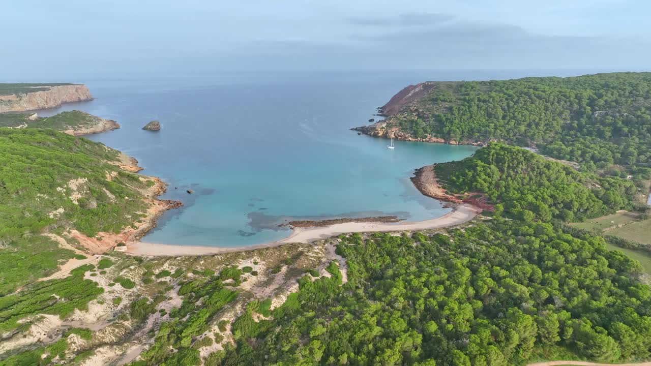 Panoramica cinematografica con drone di una spiaggia isolata in Spagna.