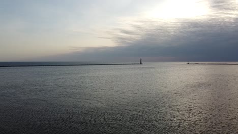 Vista-Aérea-Del-Muelle-Muskegon-En-El-Oeste-De-Michigan