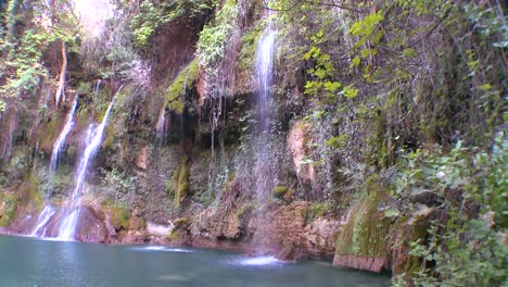 Una-Cascada-Tropical-Desemboca-En-Una-Piscina-Verde