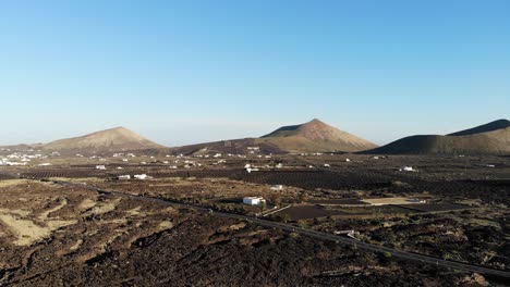rotación del avión no tripulado que revela el panorama de lanzarote durante un día soleado