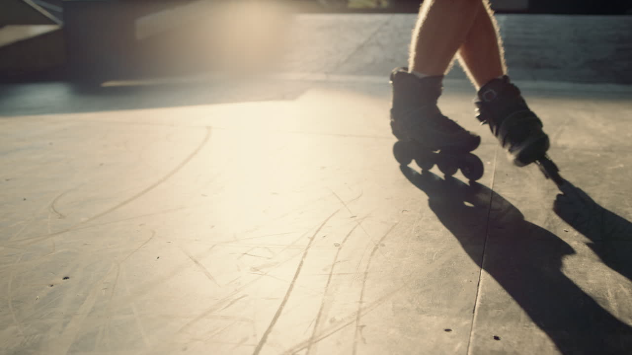 시내 스케이트 파크에서 일몰 때 프로 스케이팅을 하는 진보적인 십대.