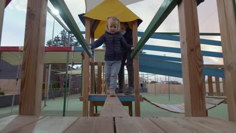 Kinder-Spielen-Auf-Dem-Spielplatz