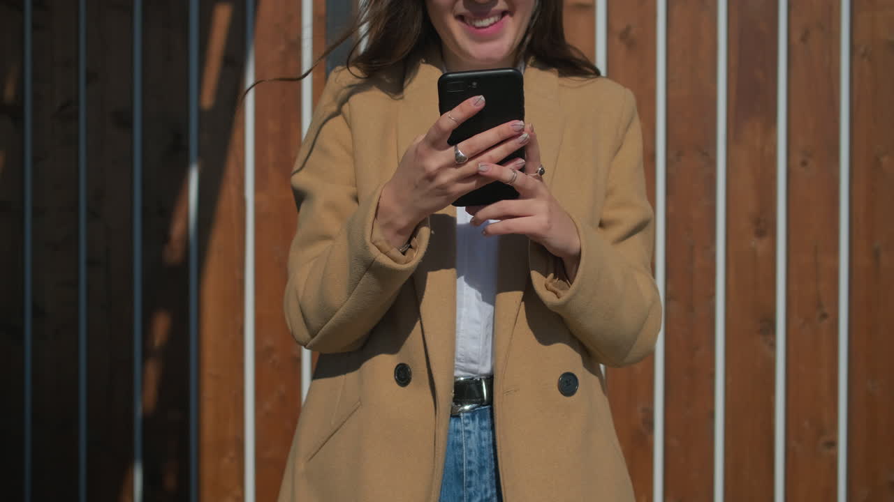 mujer usando el teléfono al aire libre