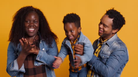 Una-Joven-Pareja-Afroamericana-Aplaudiendo-Y-Bailando-Con-Su-Pequeño-Hijo