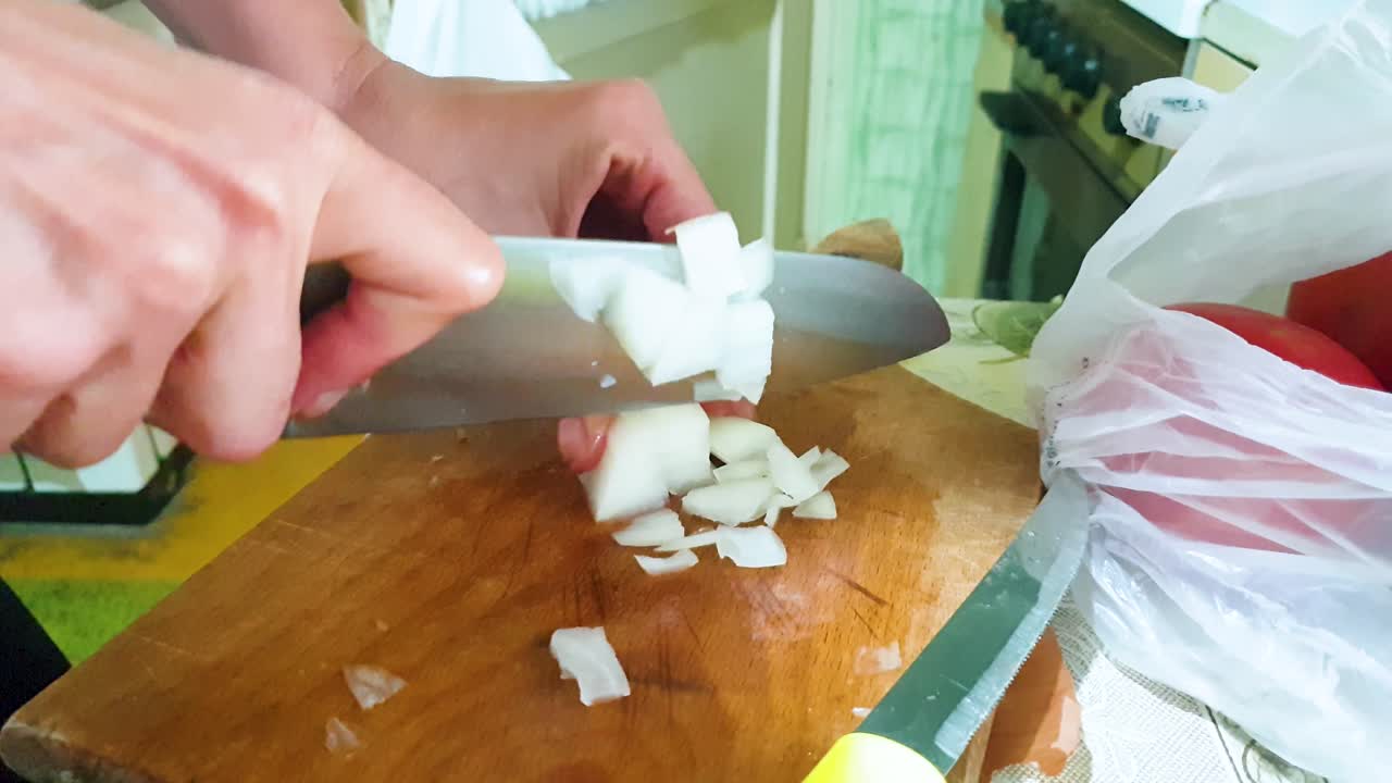 ama de casa prepara comida en la cocina