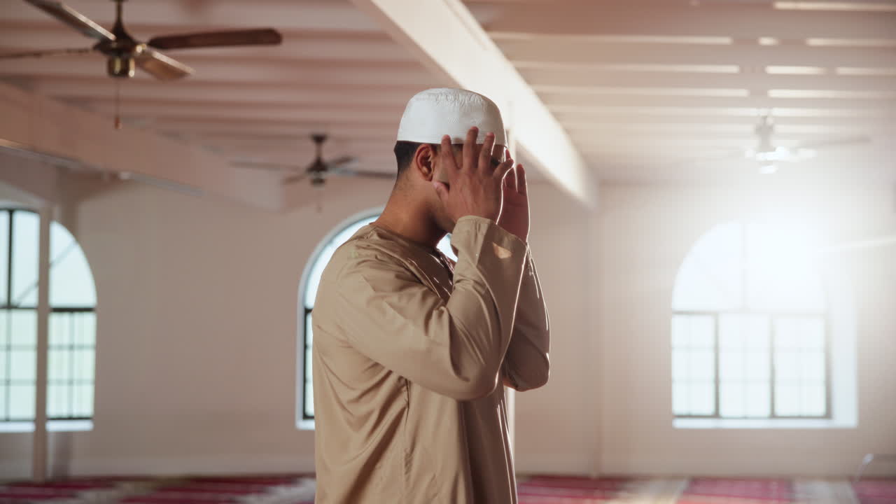 모스크에서 기도하는 무슬림 남자