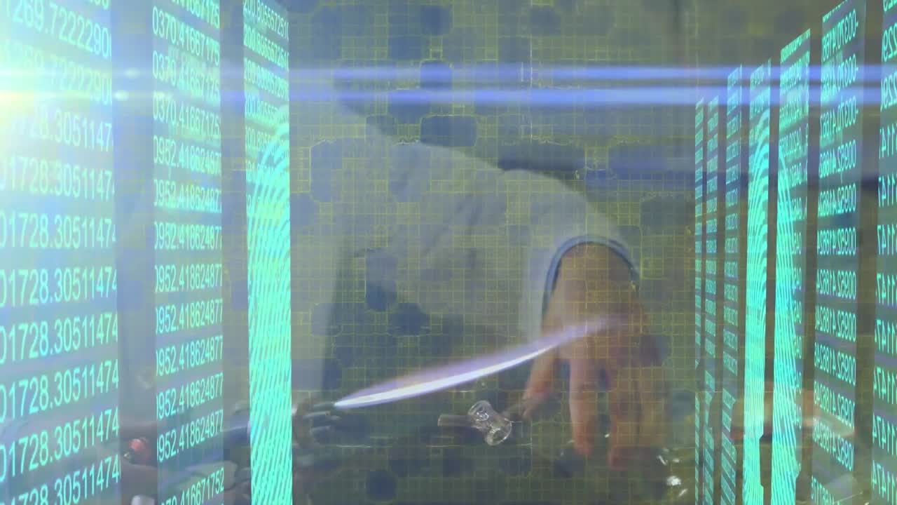 실험실에서 일하는 두 인종의 남성 과학자에 대한 데이터 처리 애니메이션