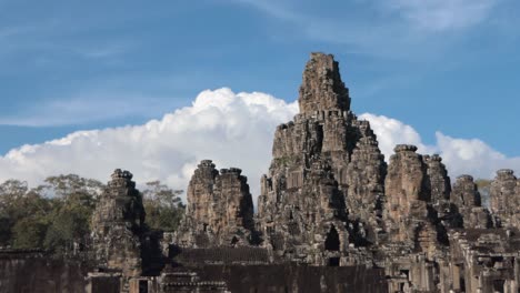 Mittlere-Aufnahme-Des-Bayon-Tempels