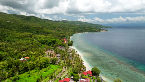 Tropical-Nature-With-Thatched-Houses-In-Coastal-Town-Resort-In-Northern-Nusa-Penida,-Bali-Indonesia