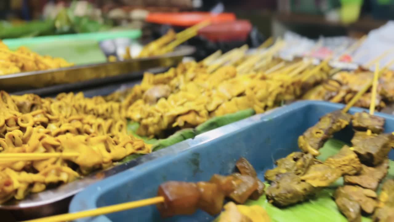 Makanan jalanan Indonesia yang disebut angkringan, makanan khas Jawa