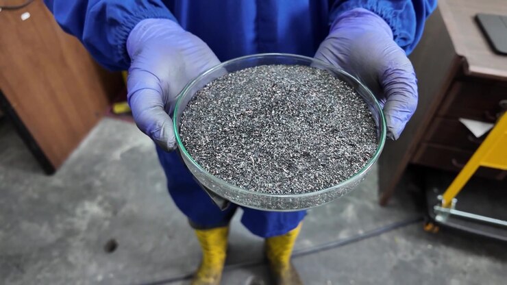 Preziosa polvere di massa nera proveniente da batterie agli ioni di litio riciclate per veicoli elettrici