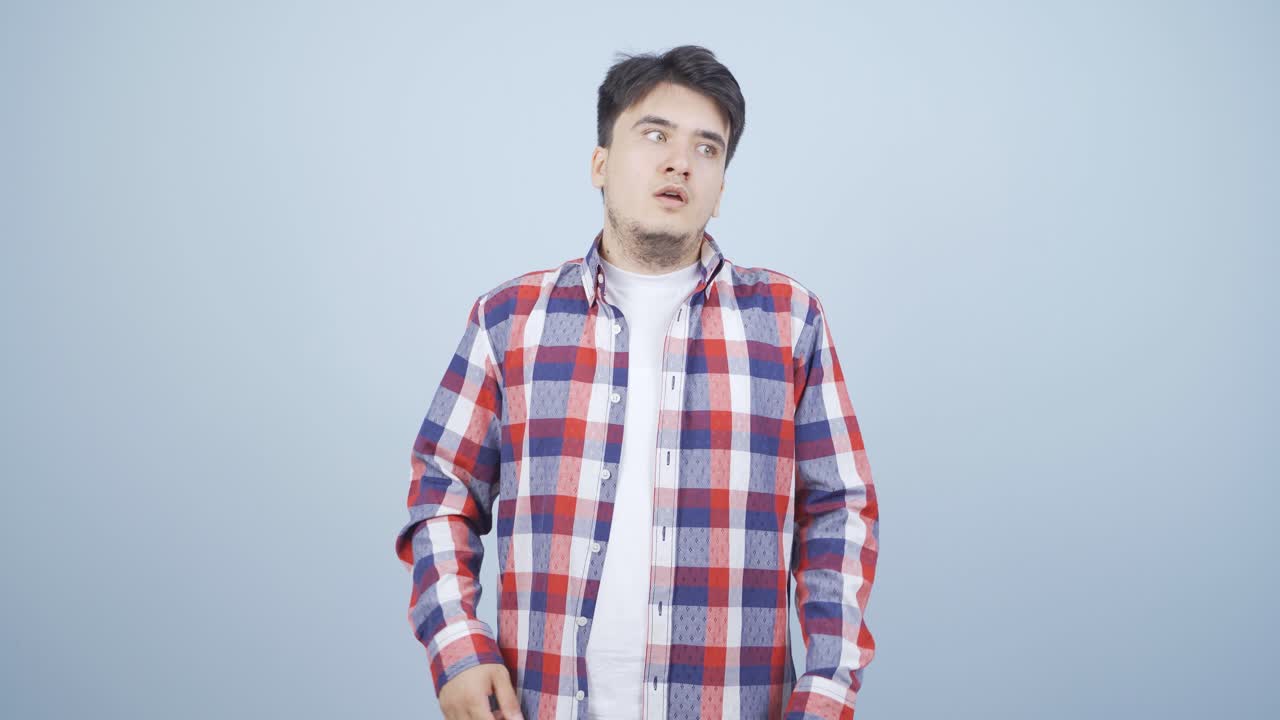 지루함 때문에 안타까워하고 숨을 쉬는 사람.