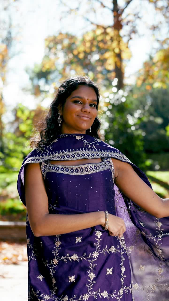 Ritratto di una donna in abiti tradizionali indiani