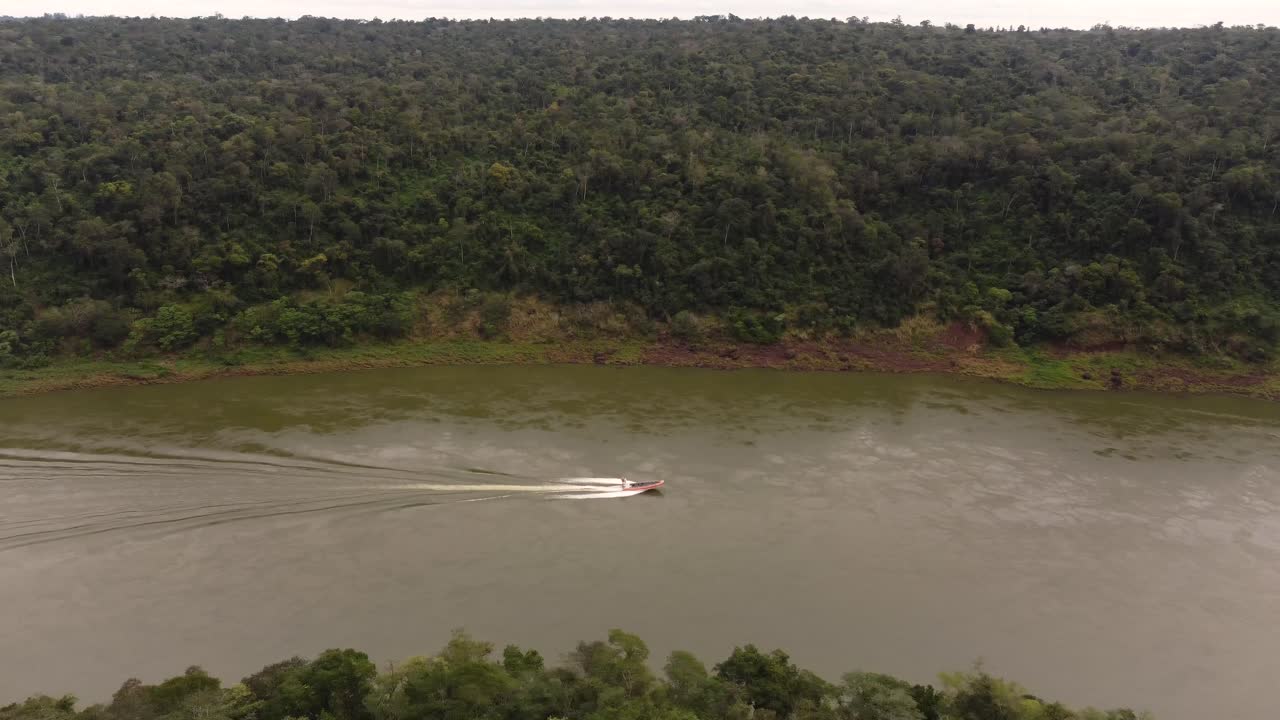barco turístico aislado navegando a lo largo del río iguazú navegable en la frontera entre argentina y brasil