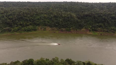 Barco-Turístico-Aislado-Navegando-A-Lo-Largo-Del-Río-Iguazú-Navegable-En-La-Frontera-Entre-Argentina-Y-Brasil