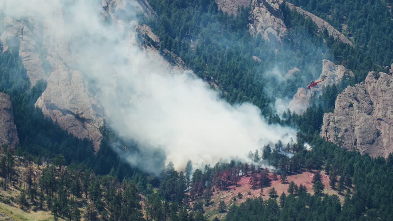 los bomberos de helicóptero en boulder, colorado, arrojan agua sobre el fuego de los dinosaurios, el helicóptero de incendios forestales responde