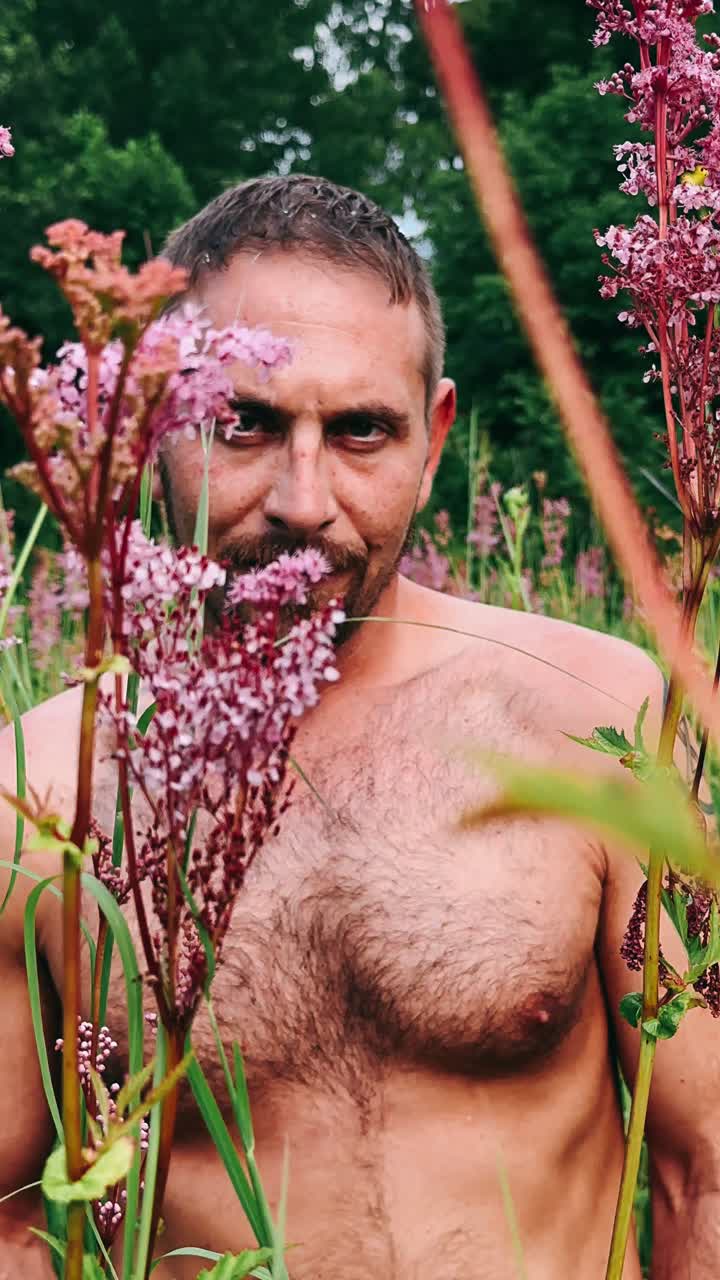 hombre en un campo con flores