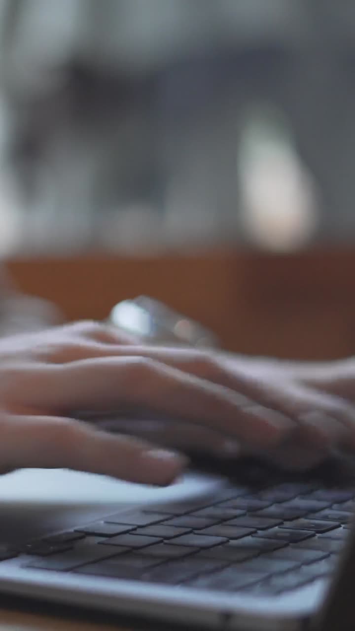 Persona escribiendo en la computadora portátil