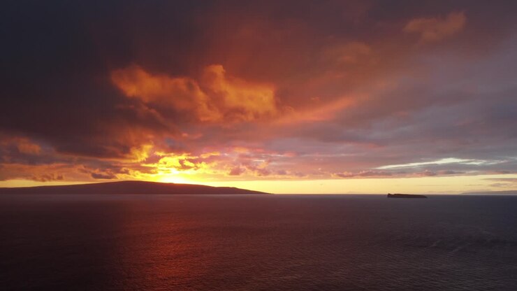 Beautiful colourful Sunset from Makena beach, Maui, Hawaii