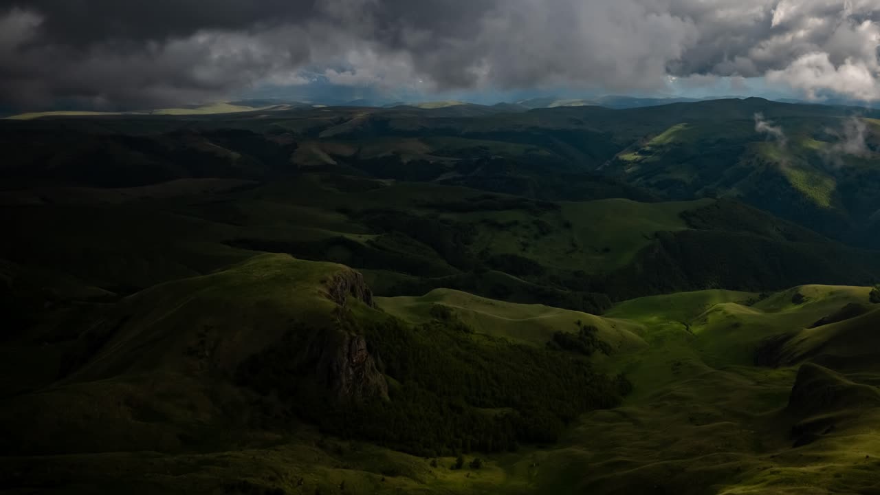 nubes bajas sobre una meseta montañosa en los rayos del atardecer. atardecer en la meseta de bermamyt norte del cáucaso, karachay-cherkessia, rusia.