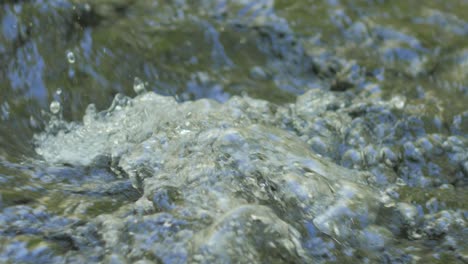 Waldbach,-Der-Hautnah-Auf-Wasserwellen-Läuft