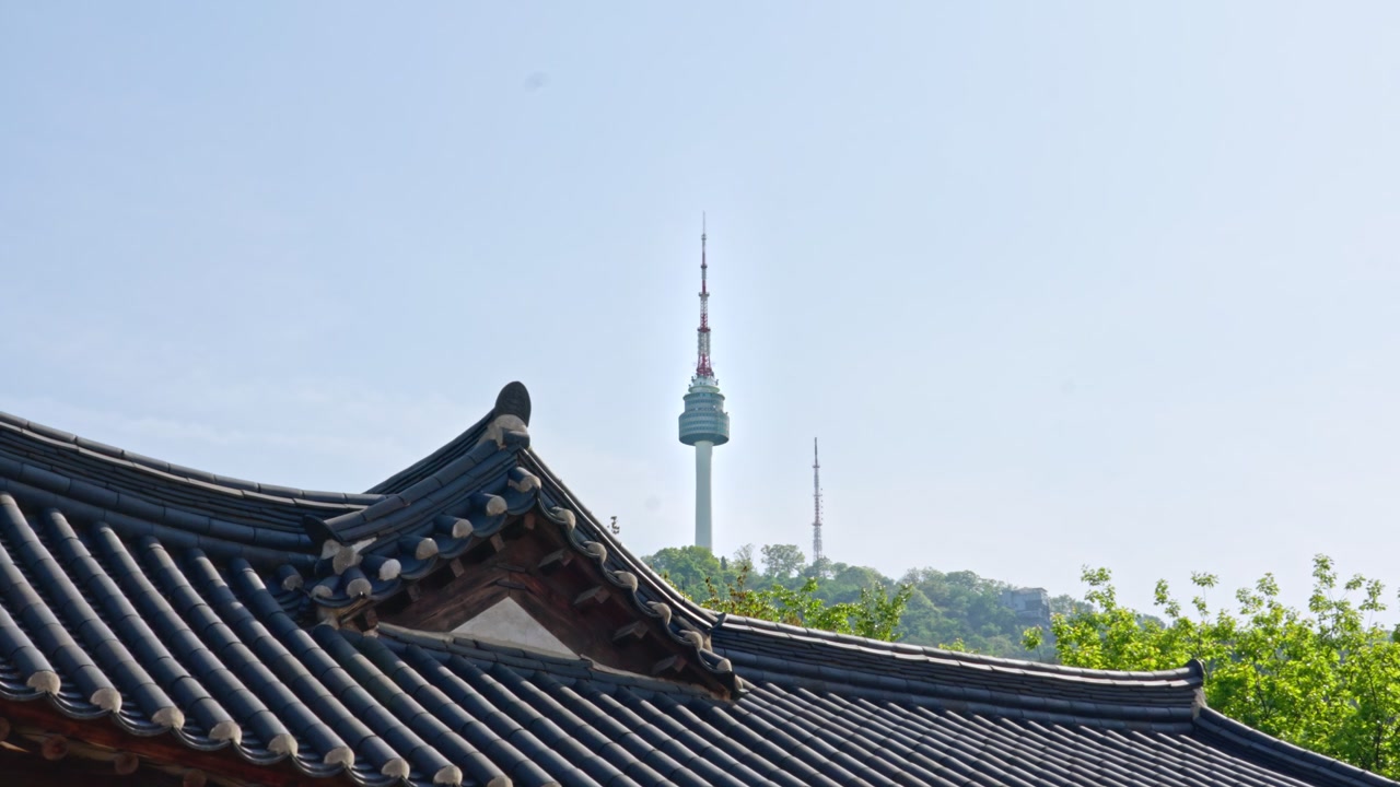 N Seoul Tower er et 238 meter højt kommunikations- og observationstårn på toppen af Namsan-bjerget, der tilbyder ikoniske panoramaudsigt over byen, romantiske kærlighedslåse og farverige nattebelysninger