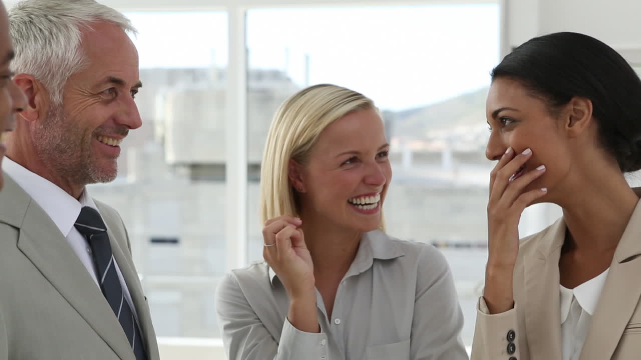 비즈니스 팀이 행복하게 대화하고 있습니다.