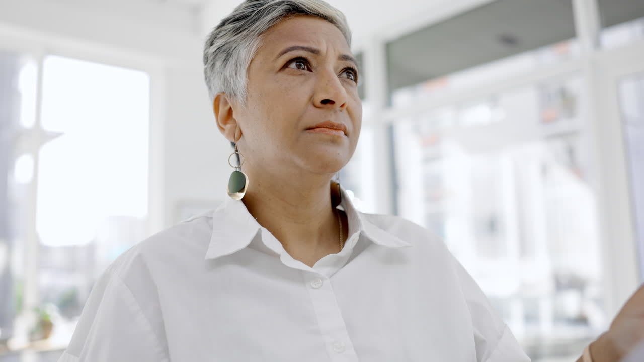 비즈니스 여성, 생각하고 문서를 읽는 것