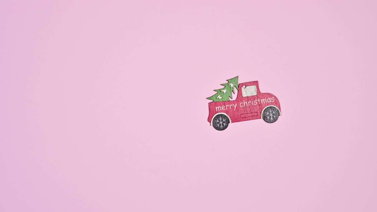 파스텔 분홍색 테마에 크리스마스 트리와 함께 작은 나무 빨간 크리스마스 밴을 통과. 스 모션