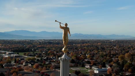 estatua del ángel moroni en el templo mormón lds con vista a la hermosa utah, antena