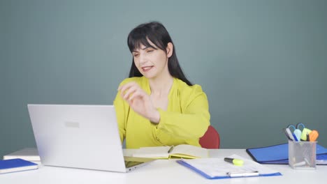 여자는 노트북을 보고 기 ⁇ 합니다.