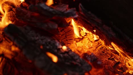 Nahaufnahme-Von-Einem-Lagerfeuer-Mit-Heißer-Holzglut-Und-Einer-Orange-gelben-Flamme