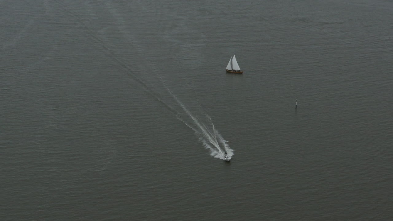 съемка с беспилотника двух лодок, проходящих в море близко друг к другу