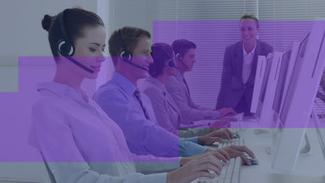 Animation-Von-Violetten-Linien-über-Verschiedenen-Callcenter-Mitarbeitern