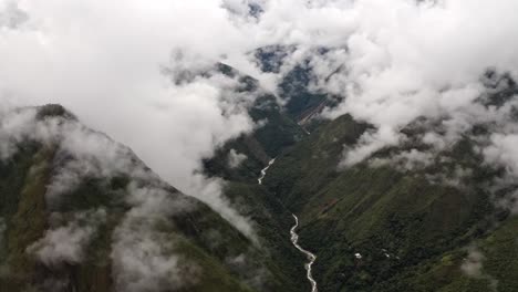 Luftaufnahme-Von-Wolken-Und-Bergen