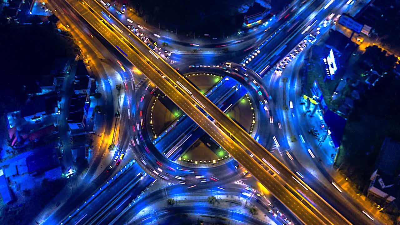 visión aérea borrosa del tráfico en el círculo y la autopista y el intercambio por la noche