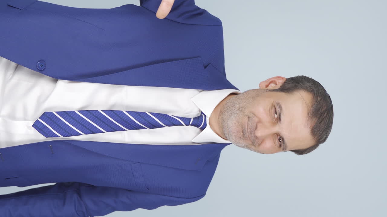 video vertical del hombre de negocios negativo.