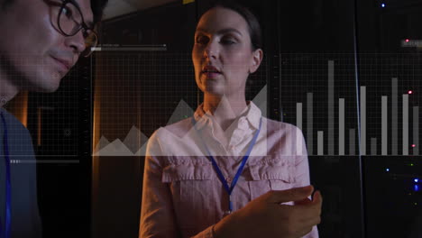 animación de análisis de datos de negocios sobre profesionales discutiendo en la sala del servidor
